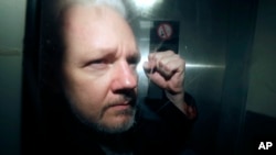 Pendiri WikiLeaks, Julian Assange, saat dibawa dari pengadilan di London, setelah menghadiri persidangan pada 1 Mei 2019. (Foto: AP/Matt Dunham)