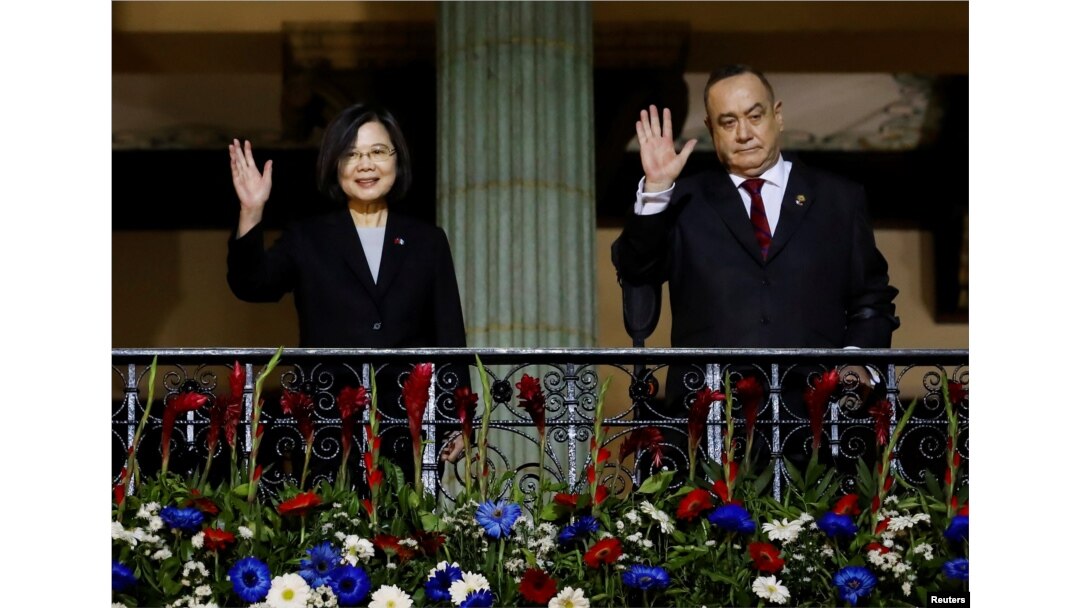 Presiden Taiwan Tsai Ing-wen berfoto dengan Presiden Guatemala Alejandro Giammattei di Palacio Nacional de la Cultura, di Guatemala City, Guatemala, 31 Maret 2023. (Foto: REUTERS/Luis Echeverria)