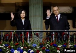 Presiden Taiwan Tsai Ing-wen berfoto dengan Presiden Guatemala Alejandro Giammattei di Palacio Nacional de la Cultura, di Guatemala City, Guatemala, 31 Maret 2023. (Foto: REUTERS/Luis Echeverria)