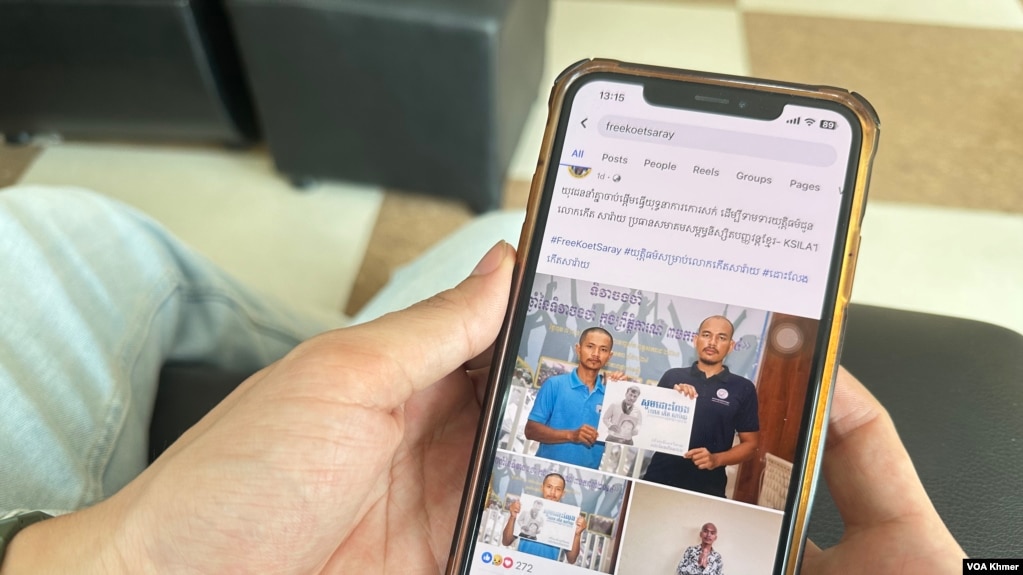 បុរសម្នាក់កំពុងមើលយុទ្ធនាការទាមទារឱ្យដោះលែង លោក កើត សារ៉ាយ នៅលើទូរស័ព្ទដៃ កាលពីថ្ងៃទី១១ ខែមេសា ឆ្នាំ២០២៤។ (លាស់ លីបលីប/វីអូអេ)