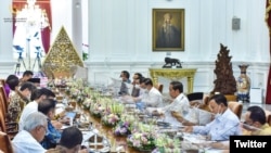 Presiden Jokowi memimpin Rapat Terbatas dengan topik Evaluasi Paruh Waktu RPJMN 2019-2024 dan Penyusunan Rancangan Awal Rencana Pembangunan Jangka Panjang Nasional (RPJPN) 2025-2045, di Istana Merdeka, Jakarta, Selasa (28/03/2023). (Twitter/@setkabgoid)