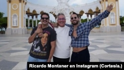 El cantante venezolano Ricardo Montaner (centro) posa junto a sus hijos, los también artistas Mau y Ricky, durante su visita a Maracaibo, Venezuela, en agosto de 2023.