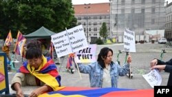 Aktivis pembebasan Tibet bersiap melakukan protes di Budapest, Hungaria, menjelang kedatangan Presiden China Xi Jinping ke negara tersebut, pada 8 Mei 2024. (Foto: AFP/Attila Kisbendek)