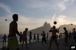 Pengunjung pantai bermain "altinha" di sepanjang pantai Pantai Ipanema, Rio de Janeiro, Brazil, Senin, 13 Juli 2015. Altinha adalah sepak bola pantai khas Brazil. Permainan ini menjaga agar bola tetap berada di udara, dengan mengoper bola ke pemain lain. (Foto AP/Leo Correa)