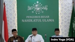 FILE - Ketua Pengurus Besar Nahdlatul Ulama (PBNU) Indonesia, Yahya Cholil Staquf (tengah) di Jakarta, Selasa (31/10).