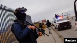 Miembros de la Guardia Nacional de México montan guardia afuera del aeropuerto en Ciudad Juárez, México, el 3 de enero de 2023.