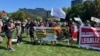 Manifestantes se reúnen en el Union Park en Chicago, muy cerca de la sede de la Convención Nacional Demócrata, el 19 de agosto de 2024. 