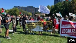 Manifestantes se reúnen en el Union Park en Chicago, muy cerca de la sede de la Convención Nacional Demócrata, el 19 de agosto de 2024. 