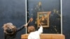 Fransa’nın başkenti Louvre Müzesi’nde sergilenen Mona Lisa tablosuna çorba fırlatıldı. Dünyaca eseri koruyan camın yüzeyi çorbayla kaplandı. Protestocular sürdürülebilir gıda sistemini savunan sloganlar attı
