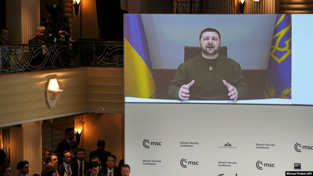 Predsednik Ukrajine Volodimir Zelenski obraća se putem video linka na Minhenskoj bezbednosnoj konferenciji (Foto: AP/Michael Probst)