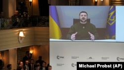 ولادمیر زیلنسکی، رییس جمهور اوکراین، هنگام سخنرانی آنلاین در کنفرانس امنیتی مونیخ آلمان