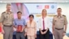 Trung tướng James Jarrard, Phó Tư lệnh Lục quân Hoa Kỳ Thái Bình Dương (trái) và Tổng Lãnh sự Hoa Kỳ tại thành phố Hồ Chí Minh Susan Burns (thứ 4, từ trái) tại lễ trao trả kỷ vật chiến tranh. Photo Facebook US Consulate General in Ho Chi Minh City.