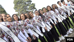 Un grupo de reinas de cada uno de los 20 distritos que tiene Bogotá, la capital de Colombia. FOTO: Federico Buelvas, VOA.