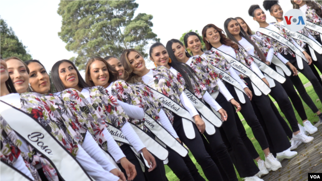 Un grupo de reinas de cada uno de los 20 distritos que tiene Bogotá, la capital de Colombia. FOTO: Federico Buelvas, VOA.