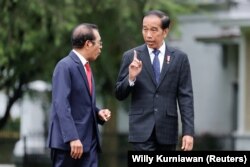 Presiden Joko Widodo saat berbincang dengan Perdana Menteri Timor Leste Jose Maria de Vasconcelos di Istana Kepresidenan Bogor, 13 Februari 2023. (Foto: REUTERS/Willy Kurniawan)