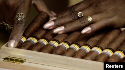 Un trabajador coloca cigarros Cohiba en una caja en la fábrica Partagás, en la Habana, Cuba, el 24 de febrero de 2011.