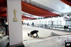 Karpet berwarna sampanye digelar untuk persiapan Oscar ke-95 di Dolby Theatre, Los Angeles, California, 8 Maret 2023. (Foto: Chris Pizzello/AP)