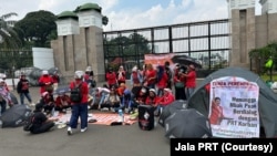 Seratusan orang menggelar aksi tenda perempuan PRT di gerbang DPR RI di Jakarta pada Sabtu (11/3). (Foto: Jala PRT)