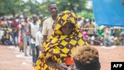 Uma mulher deslocada da província de Cabo Delgado faz fila para receber ajuda humanitária na Escola Tribuna 21 de abril, em Namapa, distrito de Erati, província de Nampula, Moçambique, a 27 de fevereiro de 2024.