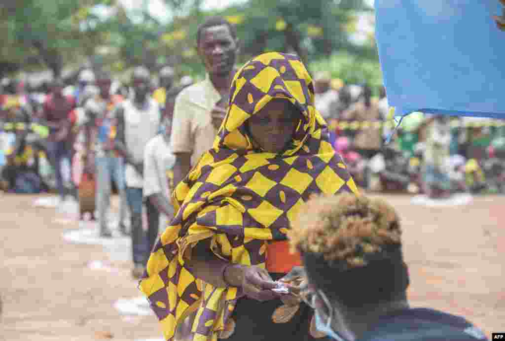 Uma mulher deslocada da província de Cabo Delgado faz fila para receber ajuda humanitária na Escola Tribuna 21 de abril, em Namapa, distrito de Erati, província de Nampula, Moçambique, a 27 de fevereiro de 2024.