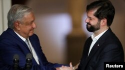 Presiden Chile Gabriel Boric (kanan) menjabat tangan Presiden Meksiko Andres Manuel Lopez Obrador ketika bertemu di Istana Kepresiden Chili La Moneda,di Santiago, Chili, pada 10 September 2023. (Foto: Reuters/Ivan Alvarado)