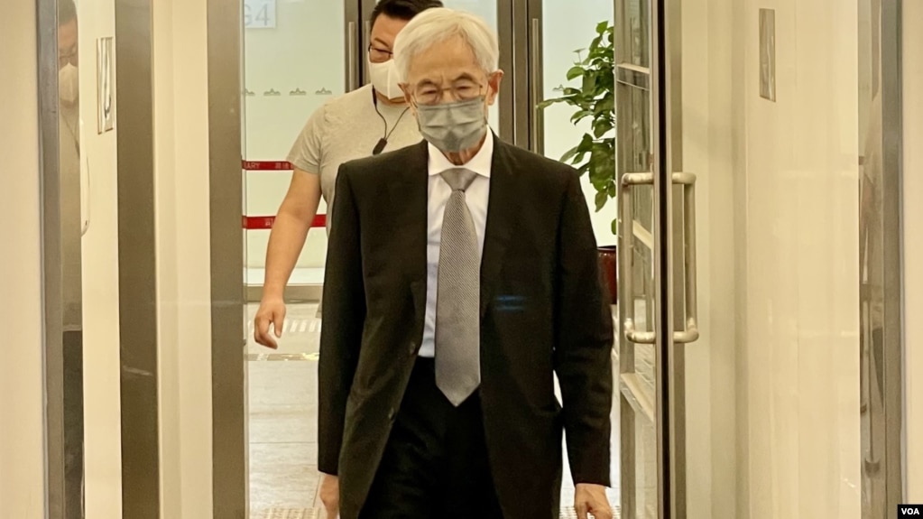 现年85岁的香港民主党创党主席李柱铭,听取8-18流水式集会案上诉判决后,离开高等法院大楼,未有回应庭外记者追访提问 (美国之音/汤惠芸)