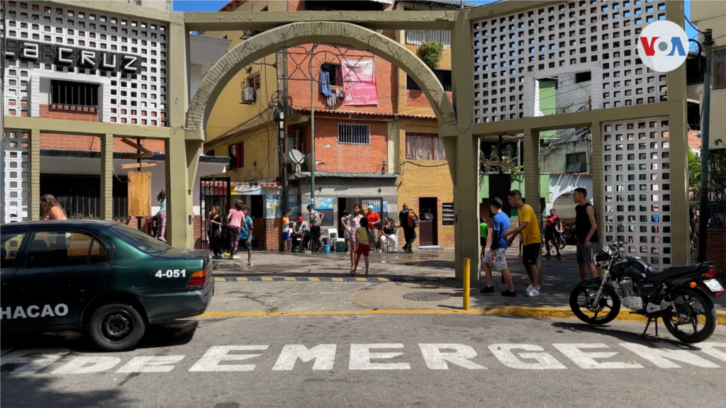 Al final de la batalla, empapados de pies a cabeza, todos ríen y celebran aquel divertido día.&nbsp;