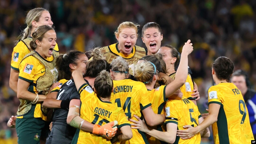 
Los jugadores australianos celebran después de ganar su partido de cuartos de final contra Francia en Brisbane, Australia, el sábado 12 de agosto de 2023.