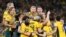 
Los jugadores australianos celebran después de ganar su partido de cuartos de final contra Francia en Brisbane, Australia, el sábado 12 de agosto de 2023.