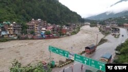 ভারতের হিমাচল প্রদেশের একাধিক রাস্তায় ধস নেমে যোগযোগ বিচ্ছিন্ন। পাহাড়ি নদীগুলির জলের তোড়ে ভেসে গেছে অসংখ্য বাড়ি। 