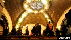 Visitors view the vaulted tiled ceilings and leaded glass skylights at the Old City Hall Station in New York City. (Photo by Marc Hermann, MTA New York City Transit)