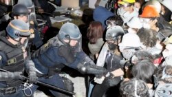 加州警方在洛杉矶加州大学洛杉矶分校 (UCLA) 校园里与亲巴勒斯坦学生展开对峙并逮捕了多人。(2024年5月2日)