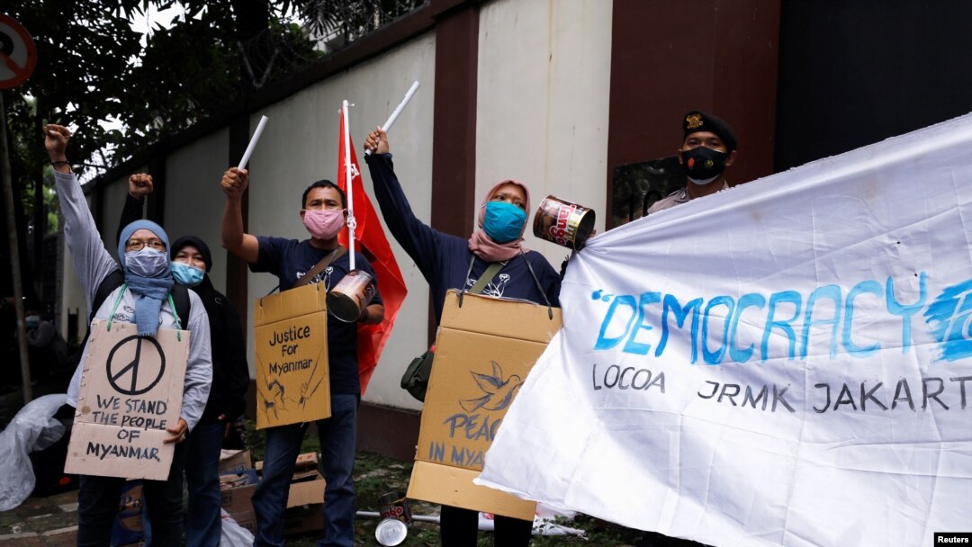 FILE: Aksi unjuk rasa memprotes kudeta militer di Myanmar, di luar kedutaan Myanmar di Jakarta, 5 Februari 2021. (REUTERS/Willy Kurniawan)