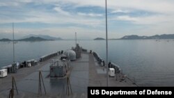 8일 미 해군 제7함대 기함인 블루릿지함이 입항을 위해 베트남 중부 캄란항으로 향하고 있다.