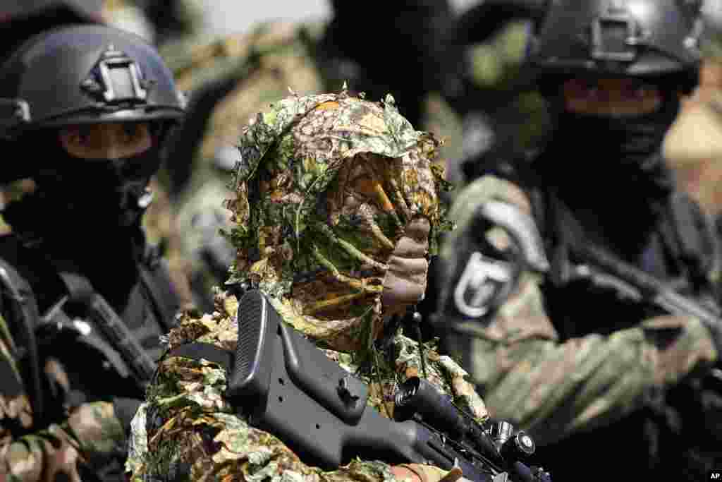 Para anggota Pasukan Khusus berbaris dalam parade militer menandai Hari Tentara di Brasilia, Brazil. (AP)&nbsp;