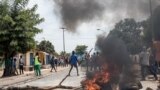 Des manifestants brûlent des pneus et bloquent des routes lors d'une manifestation à Ziguinchor le 16 mai 2023 contre l'arrestation présumée du chef de l'opposition Ousmane Sonko avant son procès pour viol.