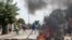 Des manifestants brûlent des pneus et bloquent des routes lors d'une manifestation à Ziguinchor le 16 mai 2023 contre l'arrestation présumée du chef de l'opposition Ousmane Sonko avant son procès pour viol.