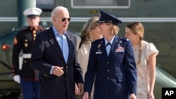 Presidenti Biden udhëton i shoqëruar nga mbesa e tij Finnegan Biden (12 qershor 2024)