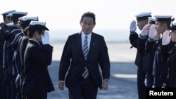 资料照：日本海上自卫队官兵向首相岸田文雄敬礼。（2022年11月6日）