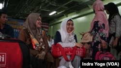 Ayu (kanan) bersama saudarinya mengikuti program Mudik Bareng TNI-AL dari Jakarta menuju Surabaya pada Jumat, 5 April 2024. Dia mengaku baru pertama kali mudik menggunakan kapal perang.(Foto: Indra Yoga/VOA)