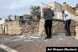 Serangan roket ke Israel, di tengah permusuhan lintas batas yang sedang berlangsung antara Hizbullah dan pasukan Israel, di Shlomi, Israel utara, 29 Maret 2024. (Foto: REUTERS/Avi Ohayon)