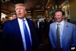 Mantan Presiden Donald Trump, kiri, dan Jaksa Agung Louisiana Jeff Landry mengunjungi Café du Monde di New Orleans, 25 Juli 2023. (Foto: AP)