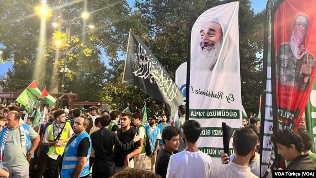 İslami sivil toplum örgütü İHH'nın çağrısıyla Fatih Camisi'nde toplanan yaklaşık 5 bin kişi, İsmail Haniye'nin öldürülmesini protesto etti.