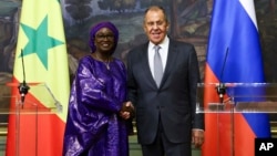 Waziri wa Mambo ya Nje wa Russia Sergey Lavrov akipiana mkono na Waziri wa Mambo ya Nje wa Senegal Yassine Fall huko Moscow Agosti 29, 2024. Picha na AP 