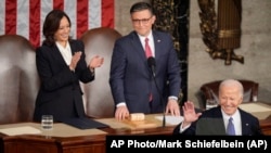 Presidente Joe Biden no Congresso para o discurso sobre o Estado da União rodeado pele vice-presidente Kamala Harris e o porta-voz d Câmara dos Representantes Mike Johnson 