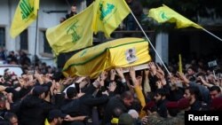 လက်ဘနွန်နိုင်ငံ Khirbet Selm မြို့မှာ ကျင်းပတဲ့ ဈာပနအခမ်းအနားအတွင်း Hezbollah အဖွဲ့ရဲ့ နယ်မြေခံစစ်ဆင်ရေးတွေကို ကြီးမှူးနေတဲ့ ခေါင်းဆောင် ကွယ်လွန်သူ Wissam al-Tawil ရဲ့ အခေါင်းတလားကို သယ်ဆောင်လာကြစဉ် (ဇန်နဝါရီ ၉၊ ၂၀၂၄)