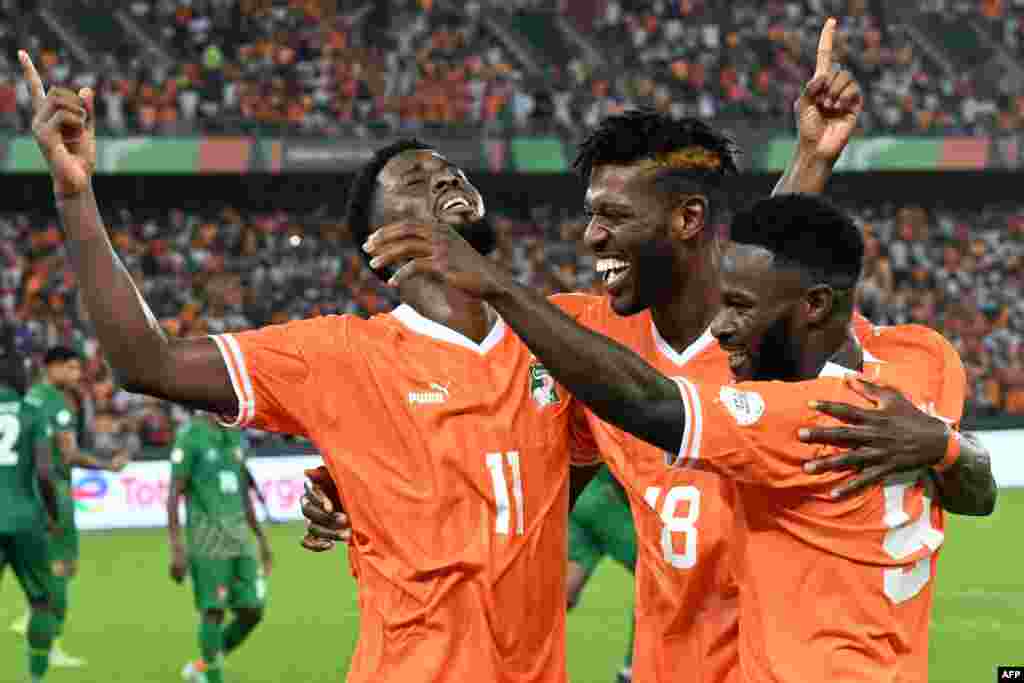 Jean Philippe Nils Stephan Krasso, Ibrahim Sangare e Jonathan Bamba durante o jogo Costa do Marfim-Guiné-Bissau, disputado no Stade Alassane Ouattara, em Abidjan, a 13 de janeiro de 2024.