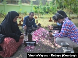 Mami Vinolia (kiri) dan aktivis di Yayasan Kebaya Yogyakarta sesuai pemakaman salah satu waria pada Oktober 2023. (Foto: Courtesy/Vinolia-Yayasan Kebaya)