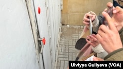 Toplum TV-nin ofisi möhürləndikdən sonra.