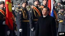 چین کے صدر شی جن پنگ کے ماسکو پہنچنے پر ان کو گارڈ آف آرنر دیا گیا۔